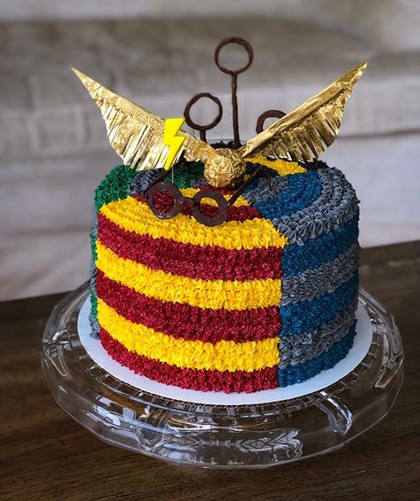 Harry Potter cake idea birthday party, round cake with icing in various house colors magenta for gryffindor, blue for ravenclaw, green for slytherin, yellow for hufflepuff, quidditch and golden snitch topper, no fondant Harry Potter House Cake, Harry Potter Cakes Birthday, Fandom Cakes, Pastel Harry Potter, Harry Potter Cakes, Harry Potter Theme Cake, Harry Potter Desserts, Gateau Harry Potter, Harry Potter Theme Birthday