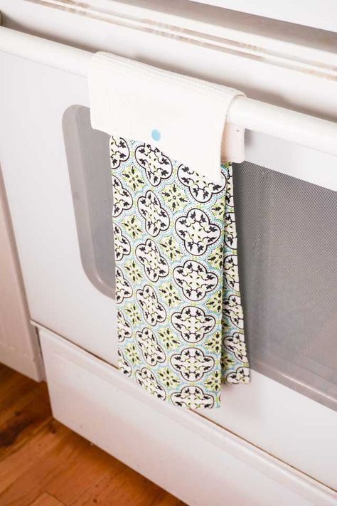 Hanging Tea Towels Diy, Hanging Kitchen Towels How To Make, Hanging Kitchen Towels Diy Free Pattern, Kitchen Towel Sewing, Hanging Dish Towel Pattern, Hanging Towel Pattern, Kitchen Towels Diy, Cv Ideas, Dish Towel Crafts