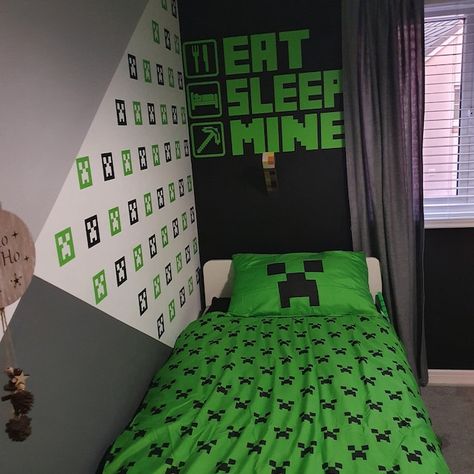 Boys Minecraft Bedroom, Vinyl Wall Decals Bedroom, Kids Bedroom Themes, Box Room Bedroom Ideas, Bedroom Ideas Minecraft, Wall Decal Bedroom, Minecraft Bedroom Decor, Gamer Bedroom, Boys Bedroom Makeover