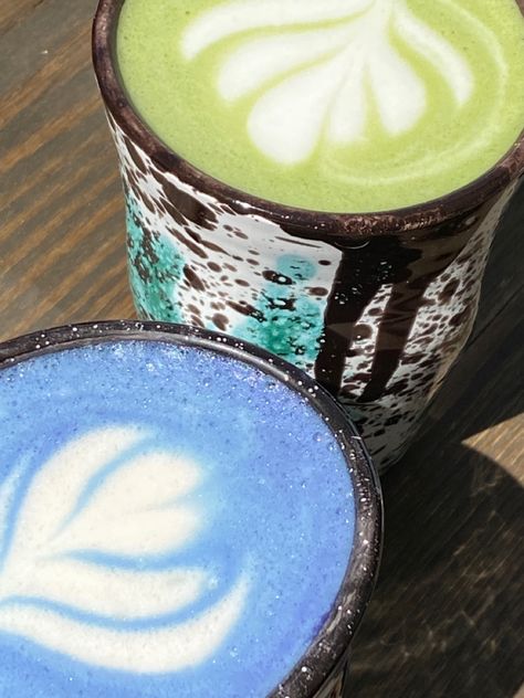 Blue and green matcha 💔🤤 Blue Matcha Latte, Matcha Station, Aesthetic Matcha, Blue Matcha, Green Matcha, Street Style Outfits Men, Art Coffee, Greens Recipe, Matcha Latte