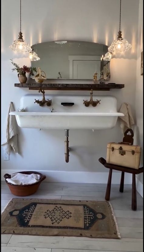 Bathroom Sink Vintage Cabinet, Vintage Sinks Bathroom, Vintage Bathroom Aesthetic, Vintage Bathroom Decor Ideas, Country Bathroom Ideas, Small Bathroom Sink, Farm Bathroom, Eclectic Bathroom Design, Vintage Sink