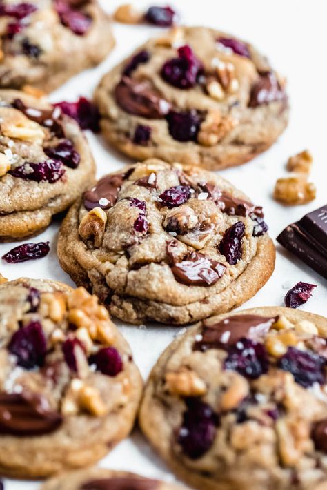 These Salted Dark Chocolate Cranberry Walnut Cookies are super thick and chewy with slightly crispy edges and a soft centre. Packed with walnuts, dried cranberries, rich dark chocolate and sprinkled with sea salt, these cookies are loaded with irresistible flavours! | queensleeappetit.com #cookies #walnut #cranberry #chocolate Dark Chocolate Cherry Cookies, Dried Cranberry Recipes, Cookies Walnut, Cranberry Walnut Cookies, Walnut Cookies Recipe, Dried Cranberries Recipes, Walnut Cookie Recipes, Cranberry Chocolate, Dried Cranberry