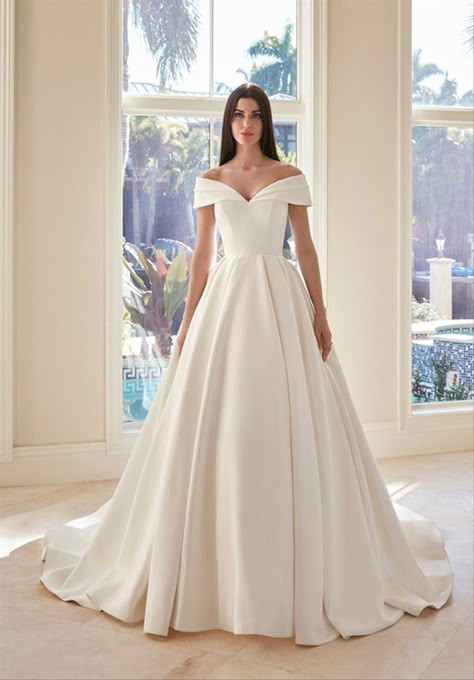 80 vestidos de novia sencillos 2020: románticos y muy seductores Royal Wedding Gowns, Wedding Gown Styles, Satin Ball Gown, Off Shoulder Wedding Dress, Dress Train, Royal Wedding Dress, 파티 드레스, Couture Wedding Gowns, Silk Wedding Dress