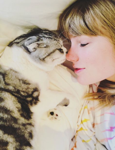 Taylor Swift with her daughter Meredith snuggling Christmas day in 2018 Taylor Swift Unicorn, Rep Tour, Taylor Swift Cat, Estilo Taylor Swift, All About Taylor Swift, Swift Photo, Olivia Benson, Meredith Grey, Taylor Swift Wallpaper