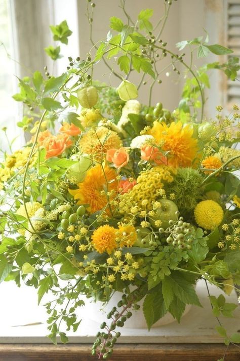 Zinnia Arrangements, Hotel Flower Arrangements, Yellow Flower Arrangements, Growing Cut Flowers, Pink Flower Arrangements, Floral Art Arrangements, Flower Structure, Hotel Flowers, Mimosa Flower