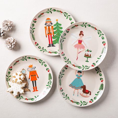 Hand Painted Christmas Plates, Christmas Ceramic Painting, Christmas Pottery Painting, Xmas Plates, Ceramic Plates Designs, Christmas Plate Set, Ceramics Painting, Christmas Tree Inspo, Christmas Porcelain