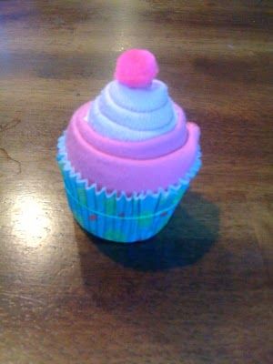 Good washcloth cupcake tutorial Washcloth Cupcakes, Elderly Crafts, Washcloth Crafts, Baby Shower Cupcakes For Girls, Cupcake Tutorial, Babies Stuff, Baby Cupcake, Nappy Cakes, Baby Shower Crafts