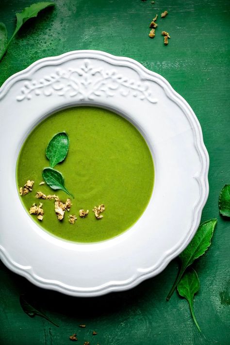 ... curried spinach and coconut soup ... Curried Spinach, Green Food Photography, Cream Of Spinach, Garlic Croutons, Healthy Food Quotes, Healthy Food Photography, Vegan Food Photography, Cream Of Coconut, Green Soup