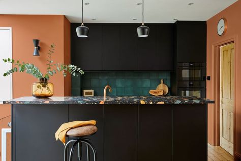 Kitchen Cupboards Paint, Wall Color Combination, Real Homes, Kitchen Colour Schemes, Dark Kitchen Cabinets, Dark Cabinets, Home Decor Color, Black Kitchen, Kitchen Paint