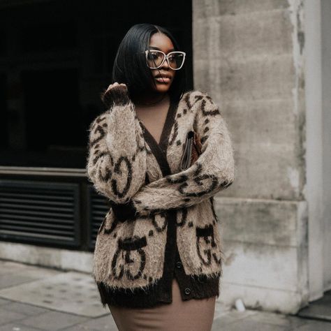 Gucci Cardigan Outfit, Brown Sweater Outfit, Black Women In Luxury, Women In Luxury, Gucci Cardigan, Lookbook Casual, Gucci Outfit, Classy Casual Outfits, Trendy Fall Outfits