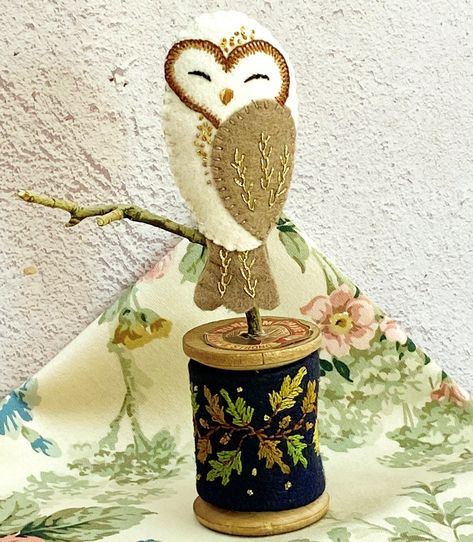 Sleepy Felt Owl Ornament on Wooden Bobbin Spool Reel Pdf - Etsy Cotton Reel Craft, Wooden Spool Crafts, Felt Birds Ornaments, Owl Sewing, So Sleepy, Liberty Print Fabric, Spool Crafts, Felt Owls, Felt Crafts Patterns