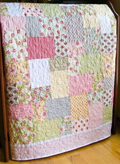 Pastel Quilts, Antique Quilts Patterns, Scrappy Patchwork, Beginner Quilting Projects, Vintage Baby Quilt, Shabby Chic Quilts, Patchwork Projects, Girl Quilts, Big Block Quilts