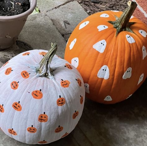 Cute Painted Pumpkin Ideas, Pumpkin Inspo, Pumpkin Painting Party, Halloween Pumpkin Crafts, Creative Pumpkin Painting, Creative Pumpkin Decorating, Ceramic Cafe, Art Aesthetics, Pumpkin Painting Ideas