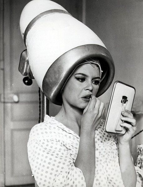 So thaaaat’s how she got her famous hair volume! / Brigitte Bardot Vintage Beauty Salon, Vintage Hair Salons, Retro Beauty, Beauty Parlor, Roller Set, Hair Rollers, Volume Hair, Brigitte Bardot, Hair Curlers