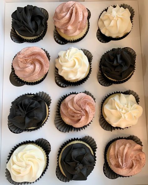 @sweetandfluff on Instagram: “Simple yet beautiful Rose gold, white and black cupcakes 😍😍 * * * * * * * * #rosegoldcupcakes #floralcupcakes #blackcupcakes #cupcakes…” Black And Rose Gold Theme Birthday Party, Black And Mauve Birthday Party, Black And Rose Gold Birthday Party Ideas, Rose Gold And Black Decor, Rose Gold White And Black Birthday Party, Black Pink Gold Party, Black Rose Gold Party, Rose Gold Desserts, Black And Rose Gold Wedding Cake