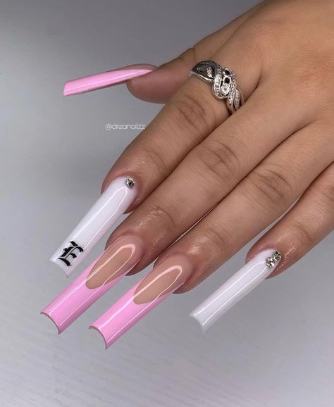 Pink And White Nails With Initial, Light Pink Acrylic Nails With Initial, Pink Acrylic Nails With Initials On Them, Long Acrylic Nails Initial, Unique Acrylic Nails With Initials, Nails Inspiration With Bf Initial, Nails With Letter E Initial, Cursive Letter On Acrylic Nails, Letters On Nails Acrylic