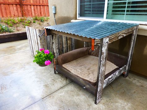 Dog house, old fence wood and a pallet = dog house,a/c cover,and both planters! Diy Dog Run, Old Fence Wood, Pallet Dog House, Dog House Ideas, Pallet Dog Beds, Wooden Pallet Crafts, Dogs Diy Projects, Puppy Obedience Training, Dog House Plans