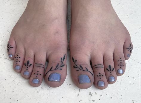 Tiny Foot Tattoos, Toe Tattoos, Cat Tat, Tattoo Bracelet, Dot Work Tattoo, Foot Tattoo, Fine Line Tattoos, Foot Tattoos, Jade Bracelet