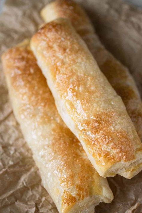 Puerto Rican Quesitos are flaky, mouthwatering puff pastries stuffed with cream cheese with a touch of sweetness. Guava Pastry, Puff Pastries, Boricua Recipes, Cheese Pastry, Small Platter, American Desserts, Delicious Cream, Mexican Dessert, Puerto Rican Recipes