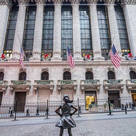 Fearless Girl Statue, New York Stock Exchange, Home Outside, City By The Sea, Voyage New York, Brighton And Hove, Travel Locations, City That Never Sleeps, Beautiful House