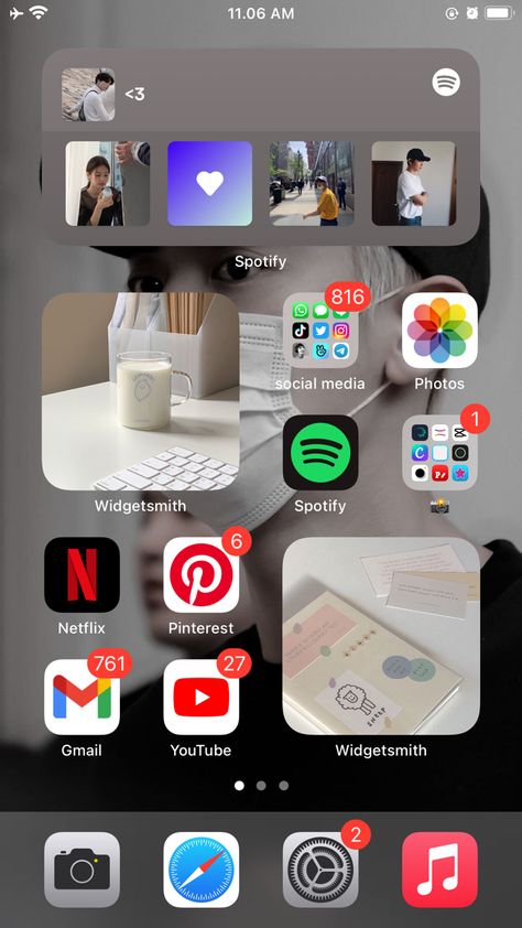 Simple Organization, Phone Setup, Iphone Layouts, Phone Things, Aesthetic Homescreen, Iphone Theme, N Netflix, Apple Technology, Iphone Home Screen Layout