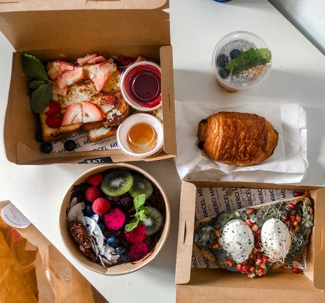 Surprise Breakfast Delivery, Aesthetic Cafe Food Pictures, Food Delivery Aesthetic, French Toast Coffee, Aesthetic Avocado, Fancy Bakery, Breakfast Delivery, Aesthetic Brunch, Chocolate French Toast