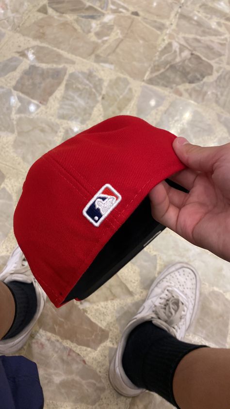 Mlb Cap Outfit, Red Fitted Cap, Fitted Hats Aesthetic, Caps Outfit, Outfit Ideaa, Nba Caps, Swag Hats, Hat Aesthetic, Nba Outfit