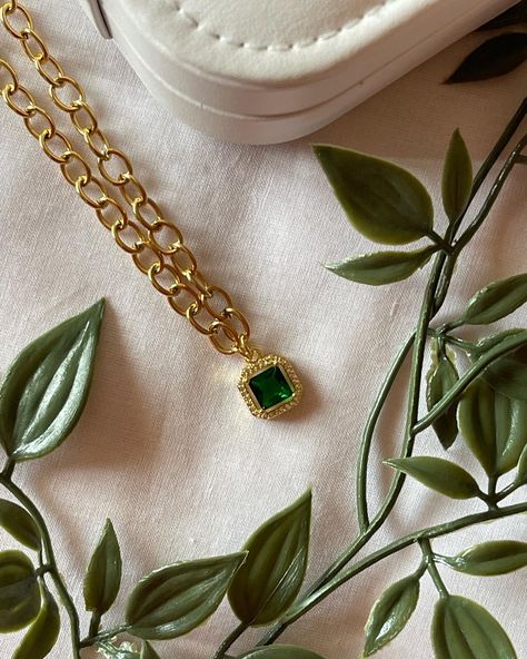 #fashion #aesthetic #green #stonechain #chain #gold #pintrest #jewelry Aesthetic Green Background, Background Jewelry, Pin Trest, Aesthetic Green, Chain Gold, Fashion Aesthetic, Green Aesthetic, Green Background, Green Stone