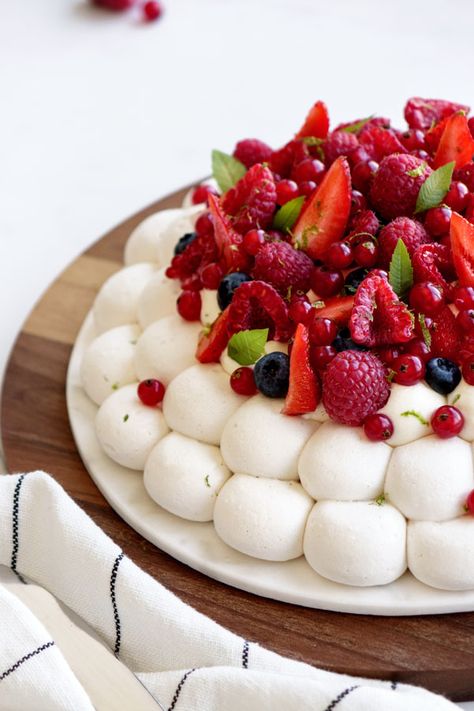 Pavlova aux fruits rouges - Empreinte Sucrée Dessert Fruits Rouges, Pavlova Dessert, Meringue Pavlova, Meringue Desserts, Dessert Mini, Meringue Cake, Pavlova Recipe, Dessert Aux Fruits, Desserts Menu