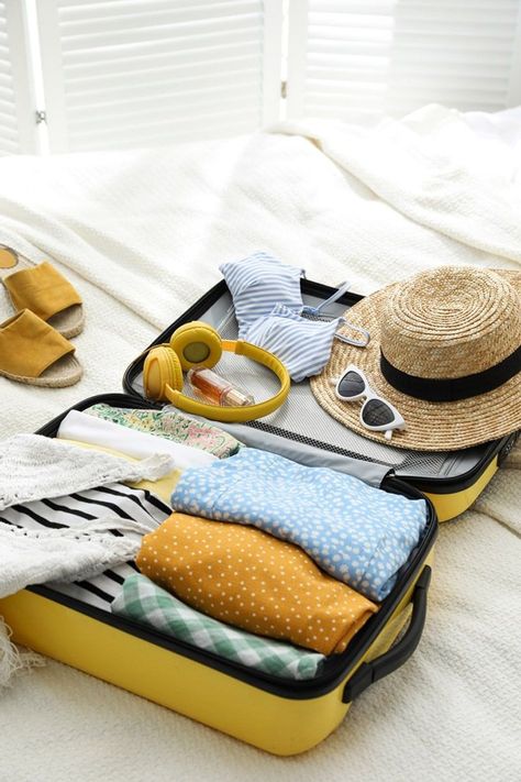 Suitcases Aesthetic, Suitcase With Clothes, Wrinkle Free Packing, Pack Suitcase, Packing Aesthetic, Packing Tips And Tricks, Promo Photoshoot, Open Suitcase, Packing For Vacation