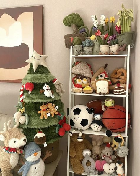 Stuffed Animal Collection Display, Jellycat Display Ideas, Christmas Jellycat Wallpaper, Jellycat Organisation, Jellycat Storage, Jellycat Display Bedroom, Jellycat Display, Jelly Cat Display, Stuffed Animal Display Ideas