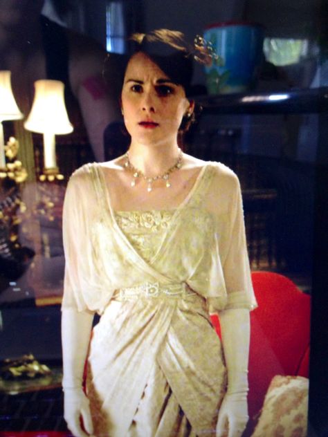 Lady Mary - Wearing pearl earrings and collar necklace with five large teardrop pearl dangles. Downtown Abbey Fashion, Vintage Wedding Dress Pattern, Downton Abbey Costumes, Lady Mary Crawley, Downton Abbey Dresses, Downton Abbey Fashion, Downton Abby, 1910s Fashion, Wedding Dress Patterns