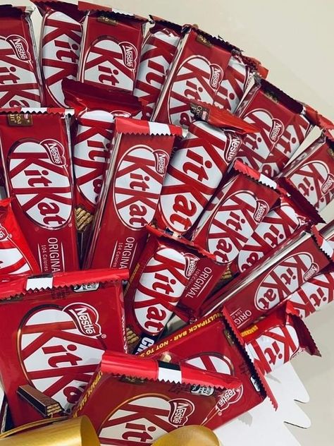 Kit Kat Chocolate Pics, Kitkat Bars, Kitkat Chunky, Kit Kat Chocolate, Kitkat Chocolate, Chocolate Tumblr, Kit Kat Bars, Galaxy Gifts, Chocolate Pictures