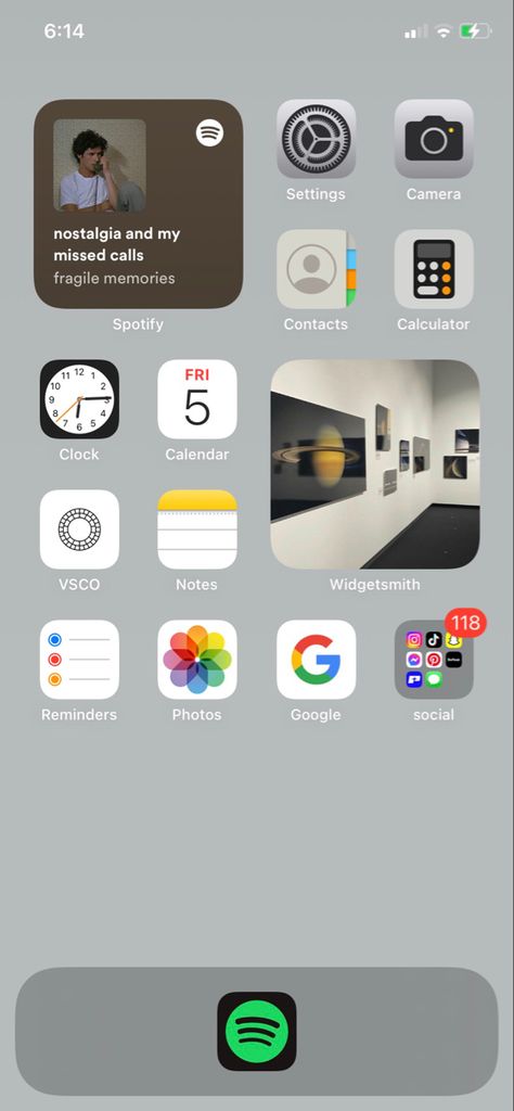 Phone Organization Home Screen Aesthetic Iphone Minimalist, Iphone Layout Widget, Cool Iphone Home Screen Layout, Simplistic Home Screen, Home Screen Layout Iphone Minimalist, Homescreen Setup Iphone, Iphone Layouts Simple, Home Screen Layout Minimalist, Minimalistic Iphone Layout