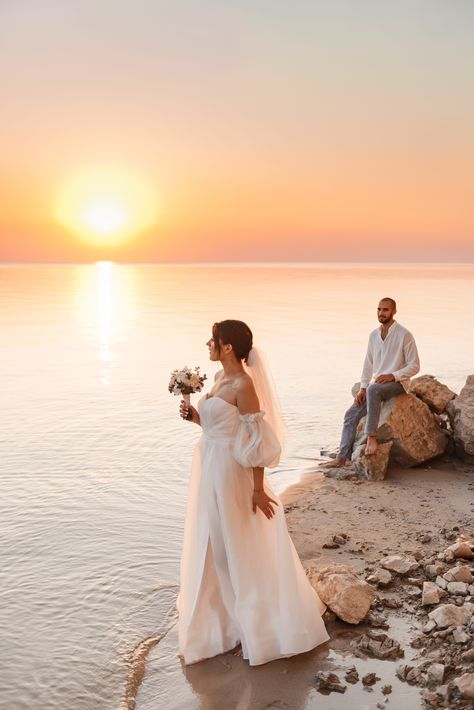 Sunset Beach Weddings, Beach Photo Inspiration, Dream Beach Wedding, Sea Wedding, Beach Wedding Photography, Wedding Couple Poses, Couple Photography Poses, Wedding Shoot, Beach Photos