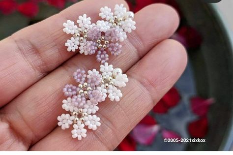 Beaded Cherry Blossom, Diy Fleur, Beaded Flowers Patterns, Bead Crafts Diy, Bead Flower, Diy Jewelry Unique, Beaded Bracelets Tutorial, Bead Charms Diy, Beaded Jewels