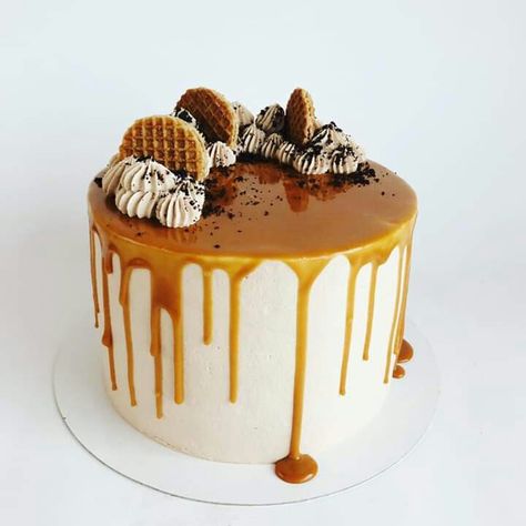 Caramel Cake Decoration Ideas, Butter Scotch Cake Designs, Butterscotch Cake Decoration, Caramel Cake Decoration, Coffee Cake Decoration, Caramel Cakes, Drip Cake Recipes, Sweet Birthday Cake, Snickers Cake