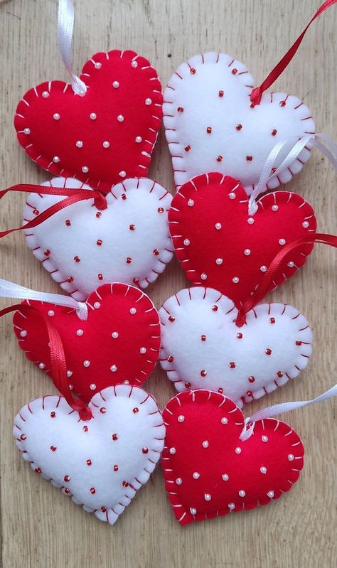 Felt Hearts Diy, Valentine Wreath Craft, Felt Hearts Crafts, Felt Ornaments Diy, Diy Valentines Day Wreath, Diy Valentine's Day Decorations, Felt Toys Patterns, Felt Crafts Christmas, Valentine Crafts For Kids