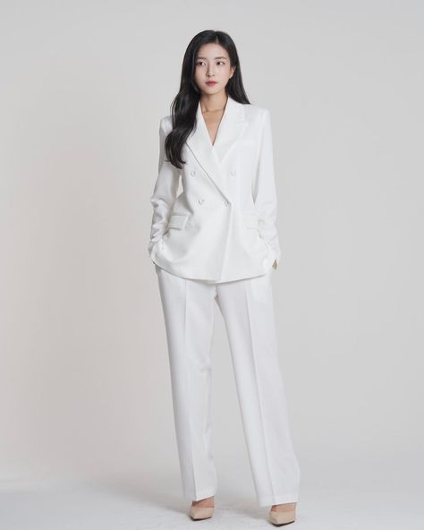 White Suit Poses Women, Formal Suit Photoshoot Women, Korean White Blazer Outfit, White Elegant Semi-formal Blazer, White Suit Women Photoshoot, Gatsby Party Outfit, Dark Academia Style, Academia Style, Studio Poses