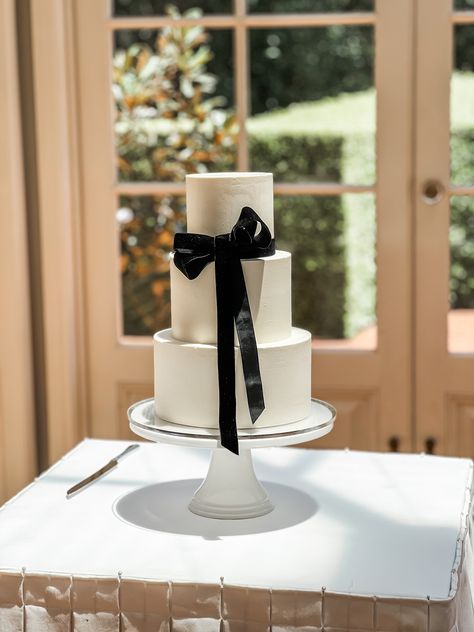 Cake For Black And White Wedding, Black And White Wedding Desserts, Black And White Wedding Modern, Black And White Wedding Cake Table, Black And White Anniversary Party, Black Tie Wedding Cake, Black Bow Engagement Party, Black And White Bow Theme Party, Wedding Dessert Table Black And White