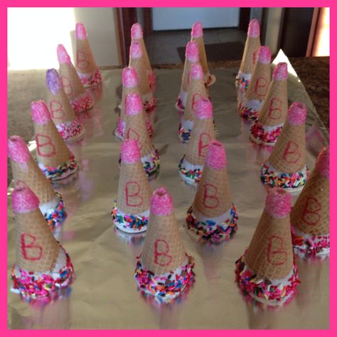 Mega phones made out of sugar cone and melted chocolate. Great favors for a cheer themed birthday party! Cheer Party Food Ideas, Cheer Themed Snacks, Cheer Party Food, Cheerleader Themed Birthday Party, Cheerleading Themed Birthday Party, Cheer Party Ideas, Cheer Birthday Party Ideas, Cheerleading Birthday Party Ideas, Cheerleader Birthday Party