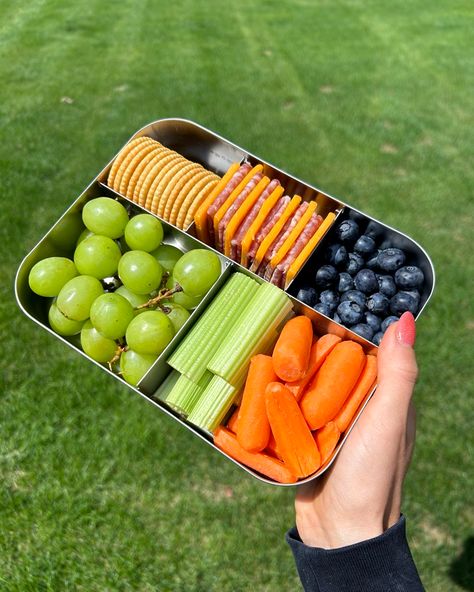 🌟 Snack attack? We've got you covered! This gorgeous bento box is packed with colorful, delicious goodies that make lunchtime both fun and nutritious. Lunches Under 300 Calories, Packable Lunches, Husband Lunch, Adult Lunchables, High Protein Snack, Kid Meals, Snacks Under 100 Calories, School Lunch Recipes, Meal Prep Snacks