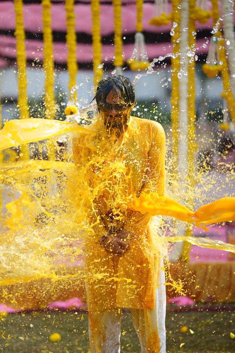 Haldi Photography Ideas, Haldi Poses For Bride, Haldi Photoshoot, Groomsmen Wedding Photos, Haldi Ceremony Outfit, College Girl Fashion, Indian Wedding Poses, Groom Photoshoot, Bride Photos Poses