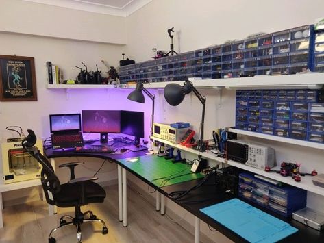 Home Engineering Workshop, Home Maker Space, Tech Lab Aesthetic, Computer Store Design, Engineer Home Office, Workbench Setup, Workroom Design, Electronics Workspace, Electronics Lab Workbenches