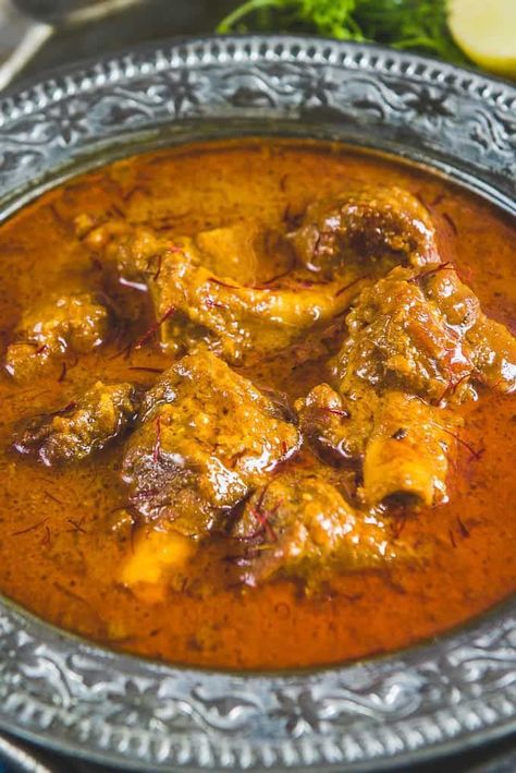 Close up shot of Mutton Korma recipe. Motton Receipe, Rice Paratha, Hyderabadi Food, Lunch Platter, Curry Lamb, Muslim Food, Mutton Masala, Lamb Korma, Mutton Korma