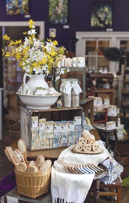 Bath Display, Gift Shop Interiors, Soap Store, Gift Shop Displays, Farmers Market Display, Soap Display, Store Design Boutique, Boutique Decor, Candle Store