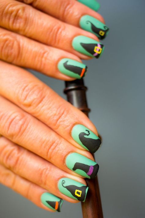 Witch Hat Nails, Halloween Toe Nails, Halloween Nail Art Designs, Halloween Nail Art Tutorial, Fun Halloween Nails, Witch Nails, Fingernail Designs, Fall Nail Art Designs, Goth Nails