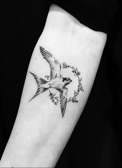 Sparrow Tattoo Design, Wildflowers Tattoo, Swallow Tattoo Design, Tattoos Masculinas, Mujeres Tattoo, Paris Tattoo, Flying Bird Tattoo, Sparrow Tattoo, Swallow Tattoo