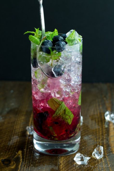 Blueberry Mojito Recipe, Blueberry Drinks, Blueberry Mojito, Blueberry Mint, Mojito Cocktail, Mojito Recipe, Gin Fizz, Fancy Drinks, Blueberry Recipes