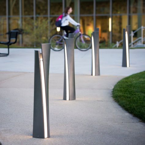 Urban bollard light - 35 : GUIDE - landscapeforms - contemporary / aluminum / LED Park Lighting, Urban Furniture Design, Driveway Lighting, Landscape Lighting Design, Urban Lighting, Landscape Elements, Urban Furniture, Bollard Lighting, Street Furniture